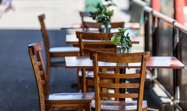 Drewniany stół w ogrodzie restauracji